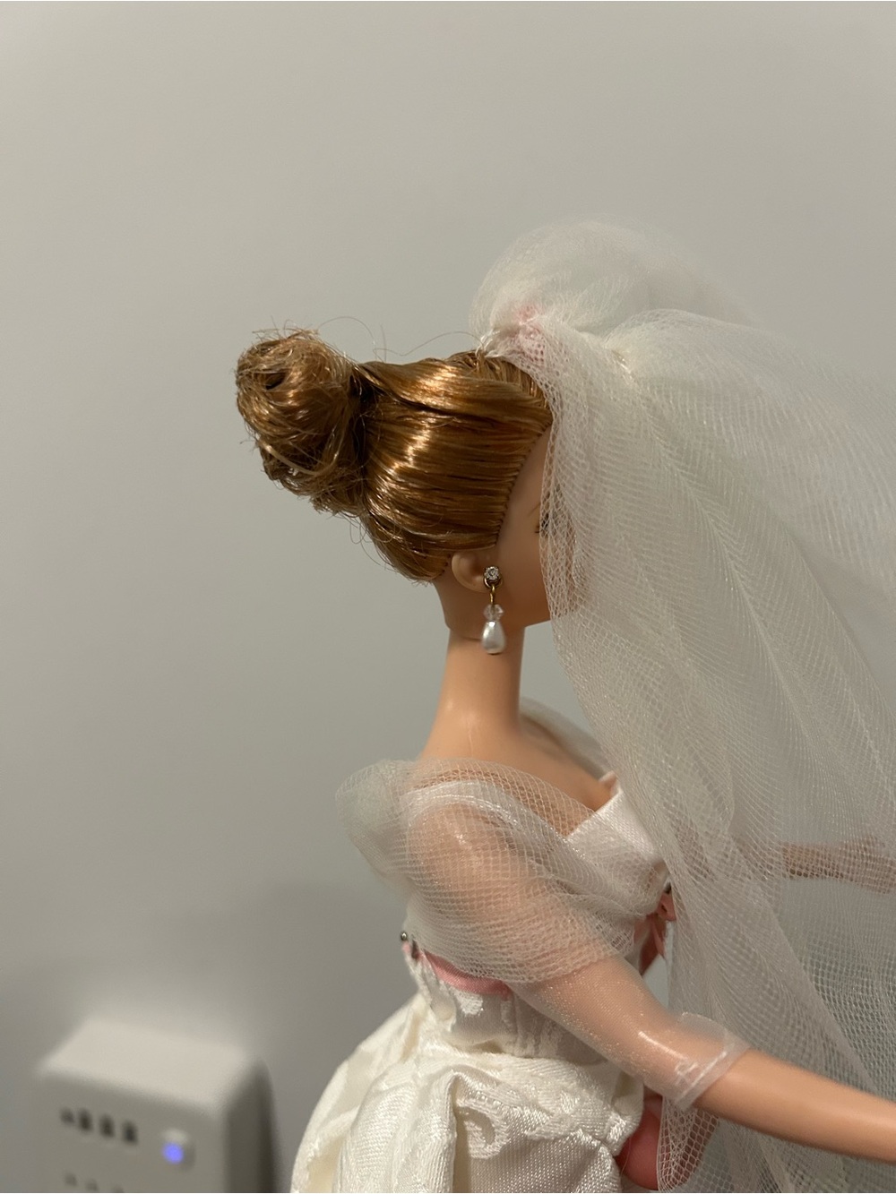 2002 Sophisticated Wedding Barbie – The Bridal Collection #53370 - Picture 9 of 12